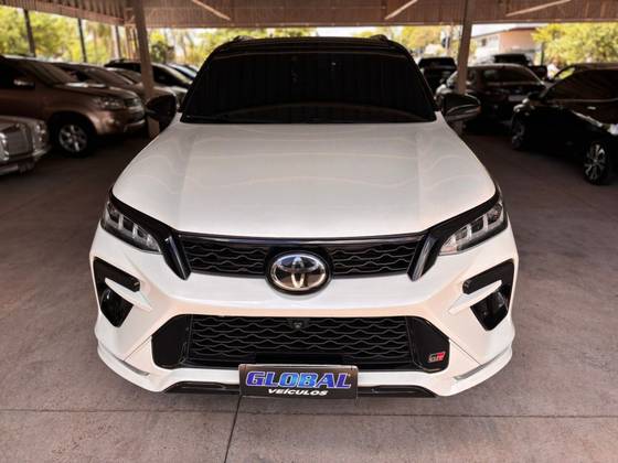TOYOTA HILUX SW4 2.8 D-4D TURBO DIESEL GR-S 7L 4X4 AUTOMÁTICO
